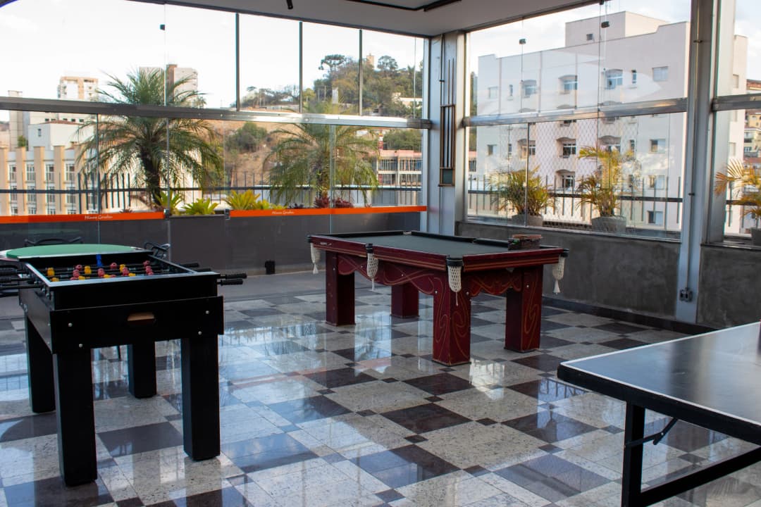 Sala de jogos com mesa de sinuca