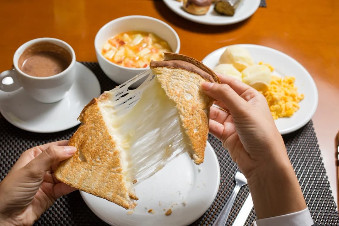 Variedade de pães e bolos