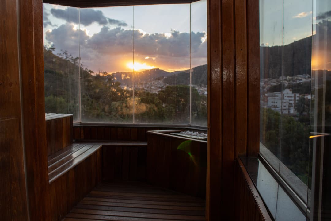 Ambiente relaxante do Garden Spa com hidromassagem e vista para as montanhas